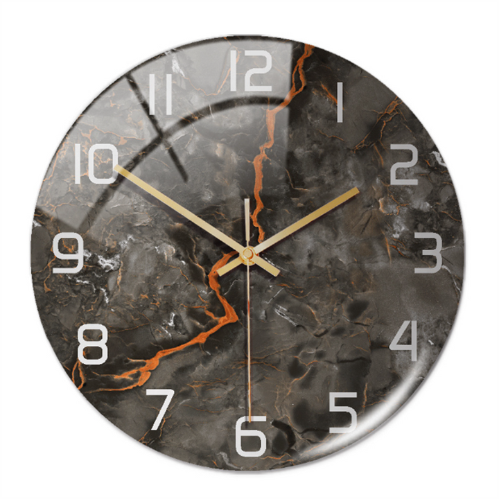 Runde Wanduhr aus Marmoroptik, schwarz-grau mit goldenen Zeigern, modernes Design.