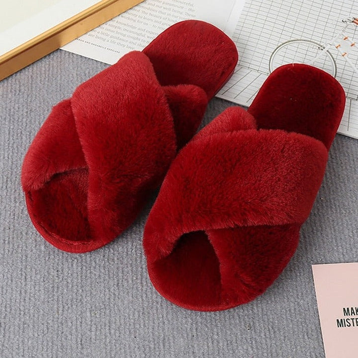 Rote flauschige Hausschuhe, Damen, Kreuzriemen, gemütlich, rutschfest, Wohnzimmer, Winter.