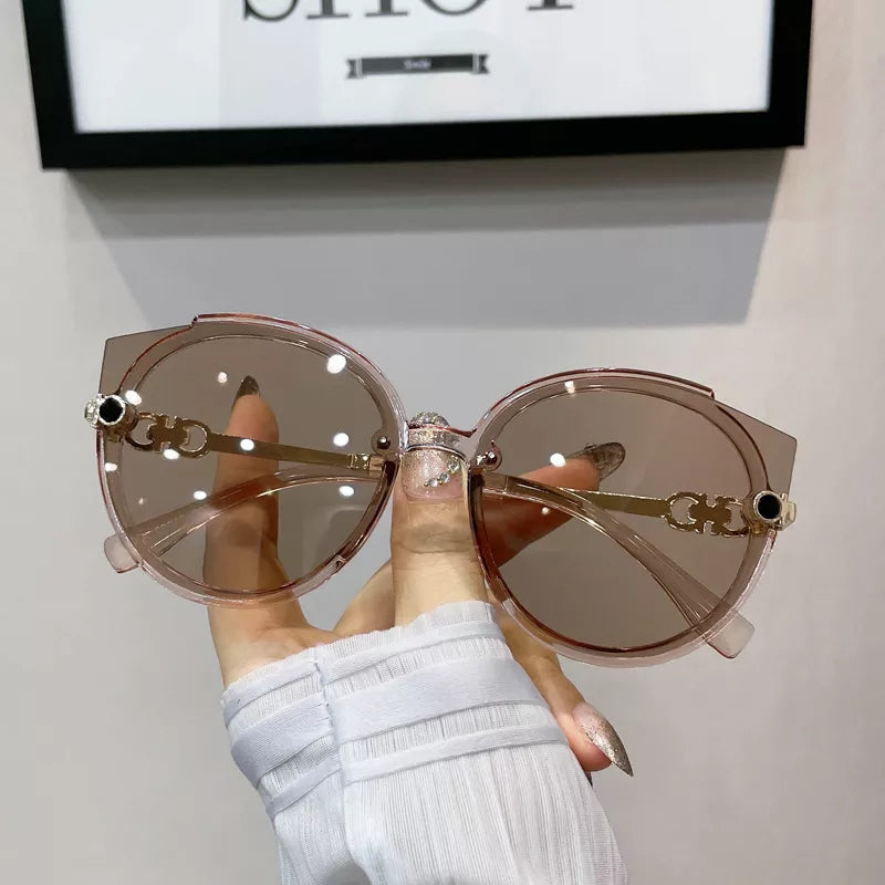 Damen Sonnenbrille, rosa, runde Gläser, modisches Accessoire, UV-Schutz, elegant.