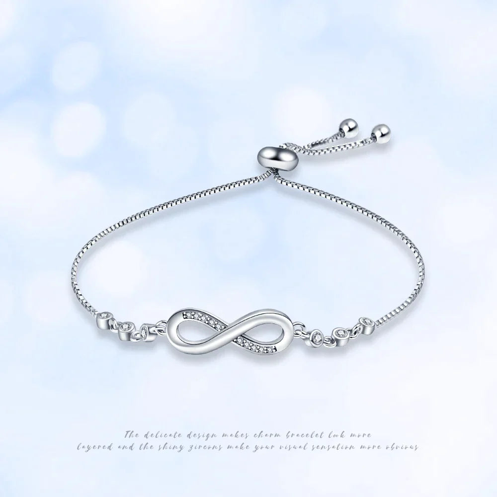 Silbernes Unendlichkeit-Armband mit Zirkonia, verstellbar, elegantes Schmuckstück für Damen.