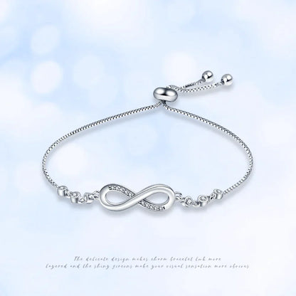 Silbernes Unendlichkeit-Armband mit Zirkonia, verstellbar, elegantes Schmuckstück für Damen.