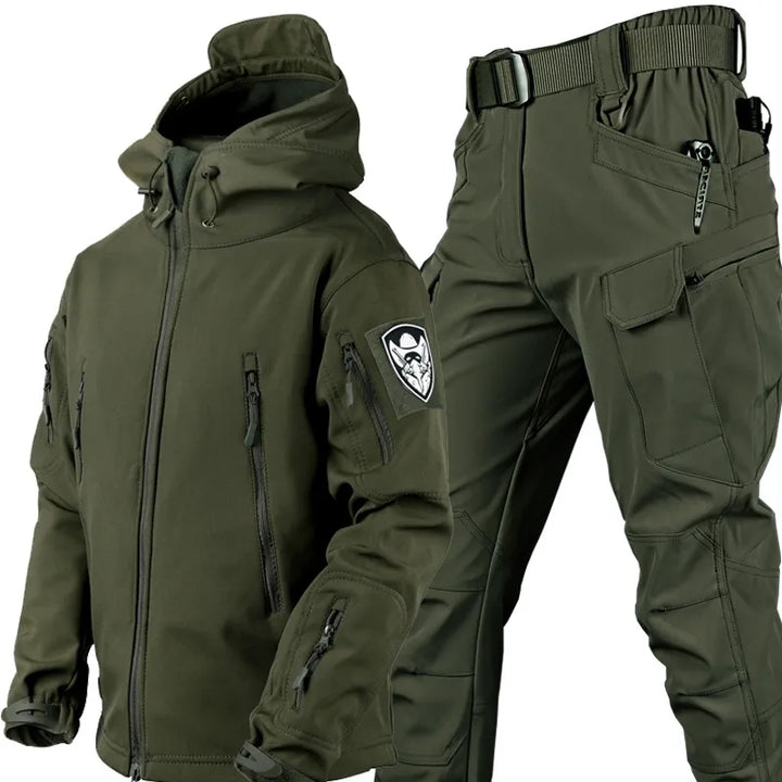 Grüne taktische Outdoor-Jacke und Hose, wasserabweisend, mit mehreren Taschen und Kapuze.