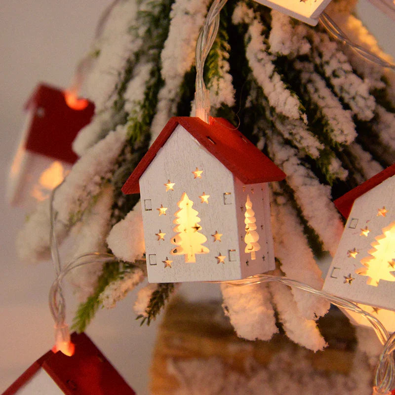 Weihnachtliche LED-Lichterkette mit roten und weißen Häuschen, Tannenbaum-Motiv, festliche Dekoration.