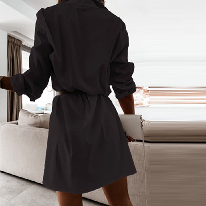 Frau in schwarzem Hemdkleid, modernes Wohnzimmer, elegantes Outfit, Mode, Innenraum.