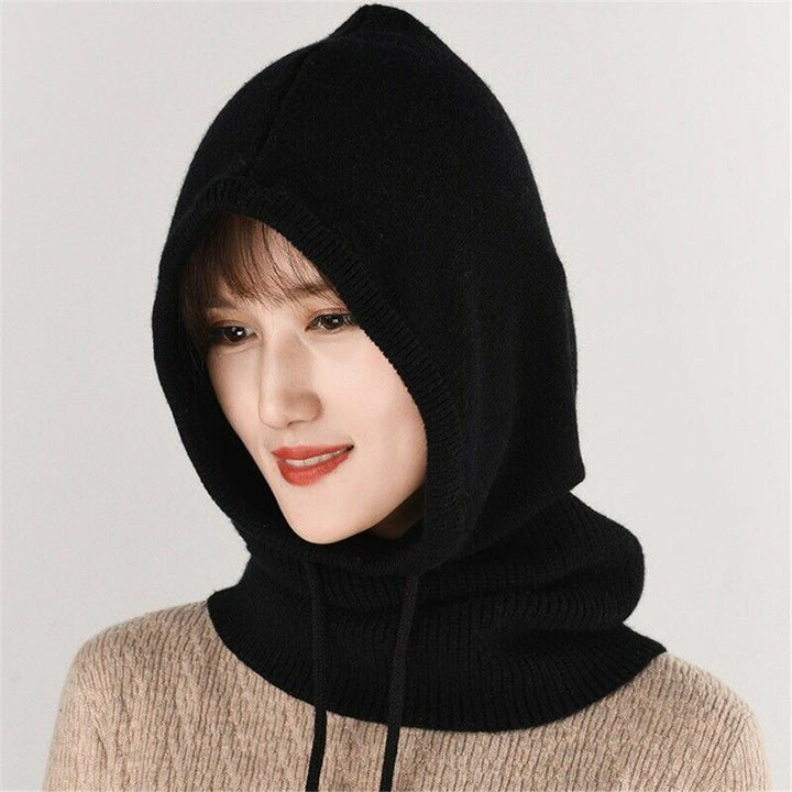 Frau mit schwarzem Strick-Kapuzenpullover, modisch, warm, Winterkleidung, Damenmode.