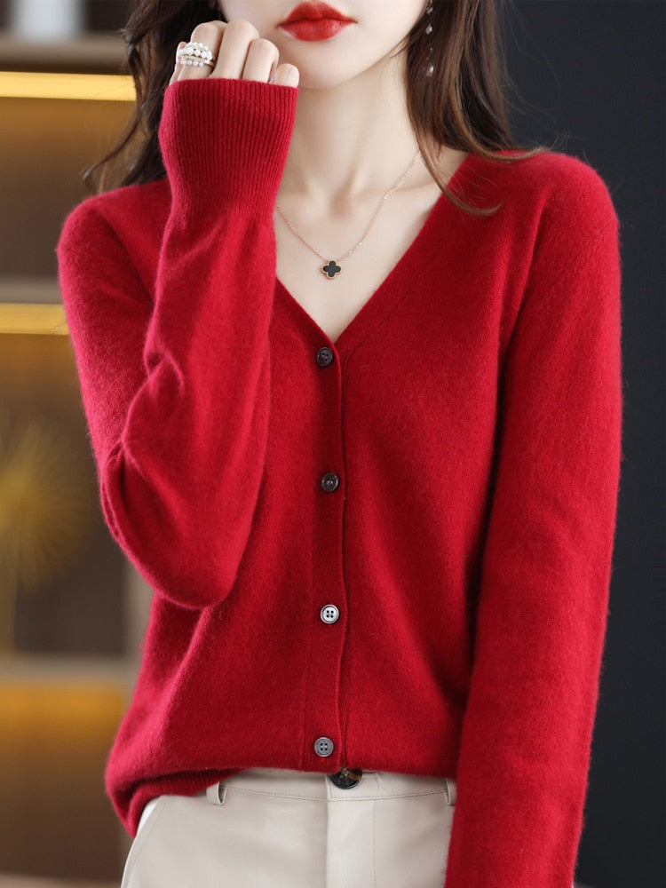 Damen roter Strickcardigan, V-Ausschnitt, Knopfleiste, weiches Material, modisch, elegant.