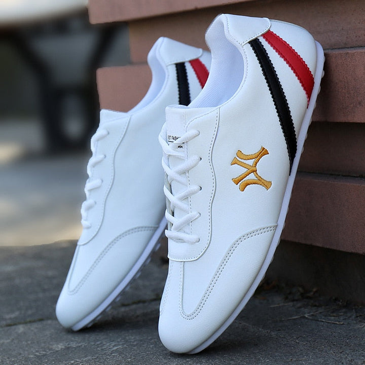 Weiße Sneaker mit roten und schwarzen Streifen, Lederoptik, sportlich, Herrenmode.