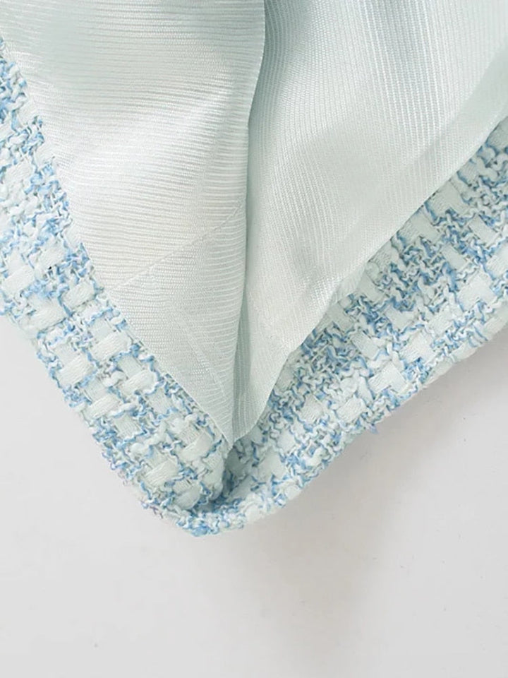 Hellblauer Tweedstoff mit weißem Futter, Textilmaterial, Mode, Stoffstruktur, Nahaufnahme.