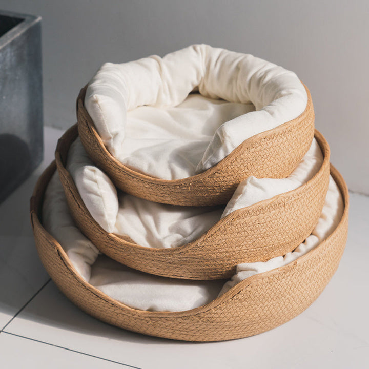 Geflochtener Hundekorb, stapelbar, beige, mit weichem Kissen, ideal für Haustiere.