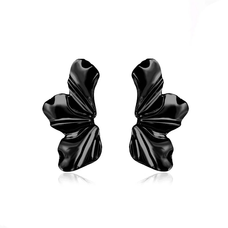 Schwarze Ohrringe in Schmetterlingsform, glänzend, modisch, Damenaccessoire.