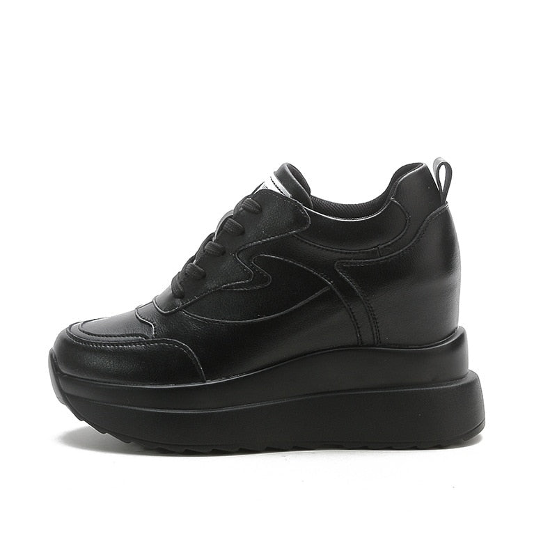 Schwarzer Damen-Sneaker mit Plateau, Leder, modisch, bequem, Schnürung, seitliche Ansicht.