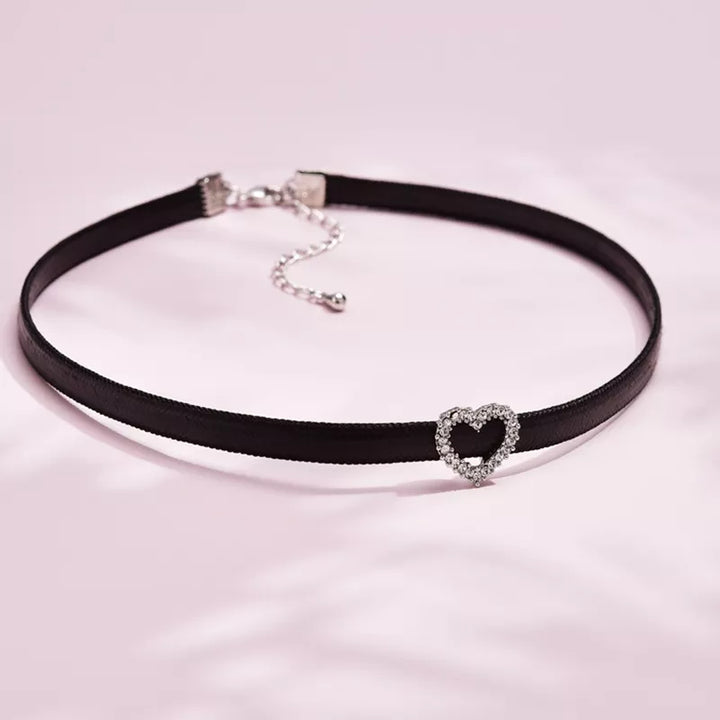 Schwarzes Samt-Choker-Halsband mit herzförmigem Strass-Anhänger, verstellbar, elegant.