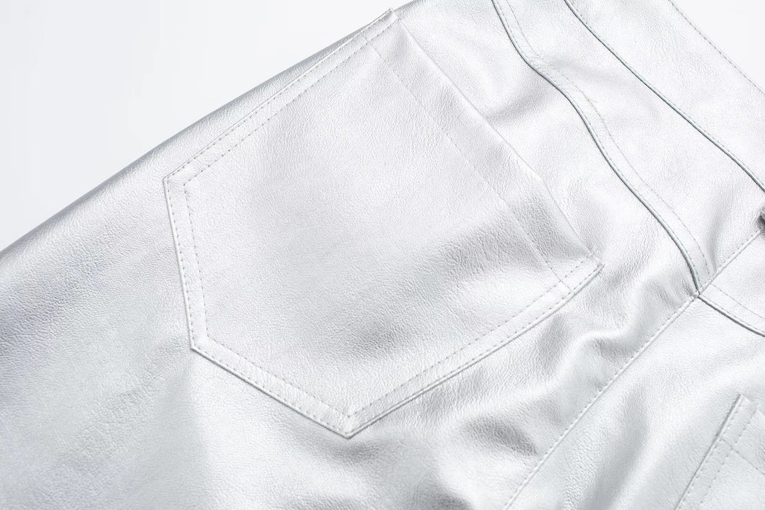 Silberne Lederhose mit Gesäßtasche, modisch, hochwertig, glänzend, stilvoll, Damenbekleidung.