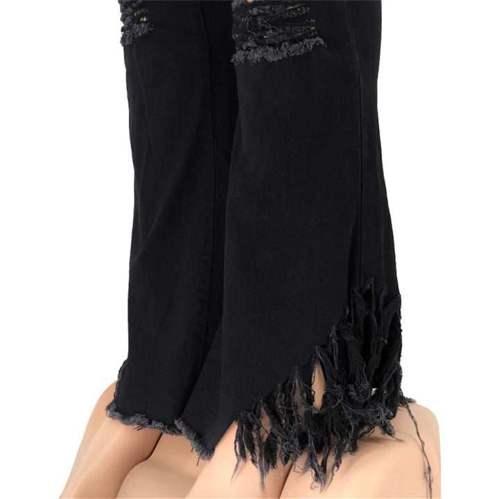 Schwarze zerrissene Jeans mit Fransen, Damenmode, trendige Streetwear, Baumwolle.