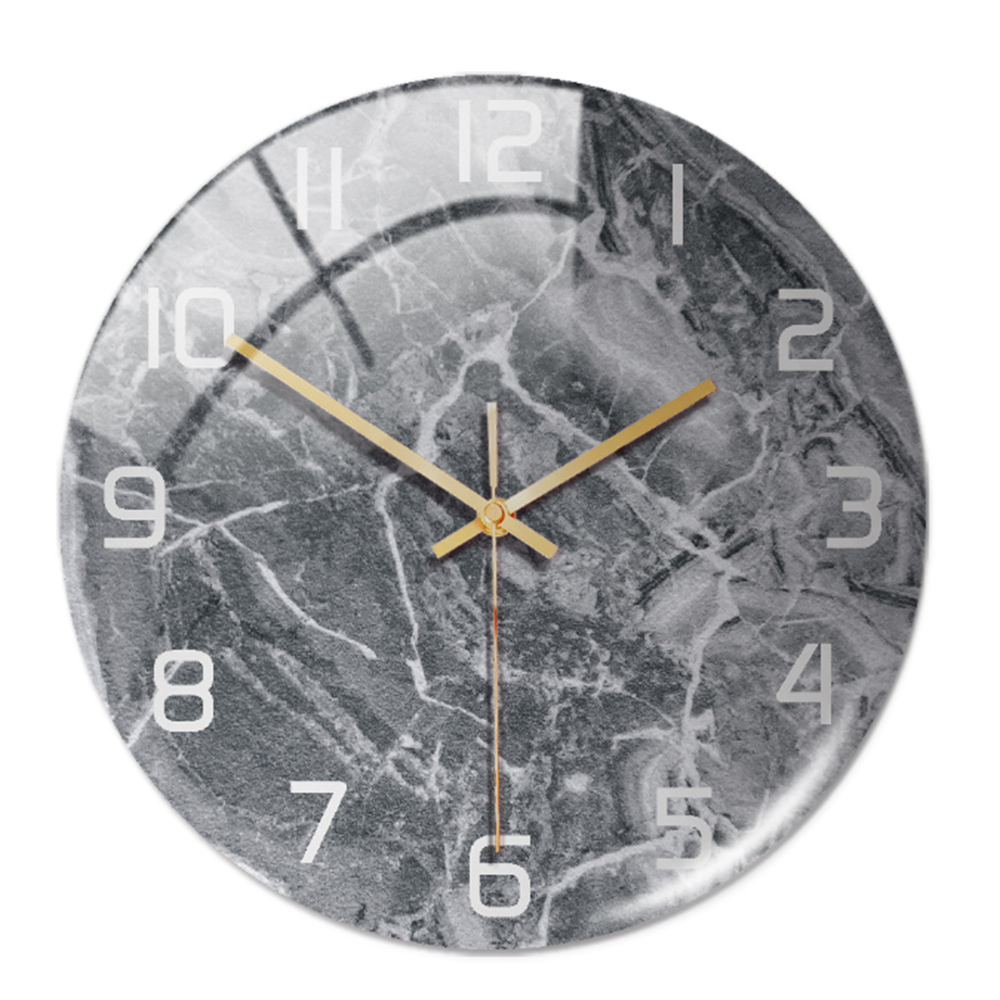 Runde Wanduhr aus grauem Marmor mit goldenen Zeigern und weißen Ziffern, modernes Design.