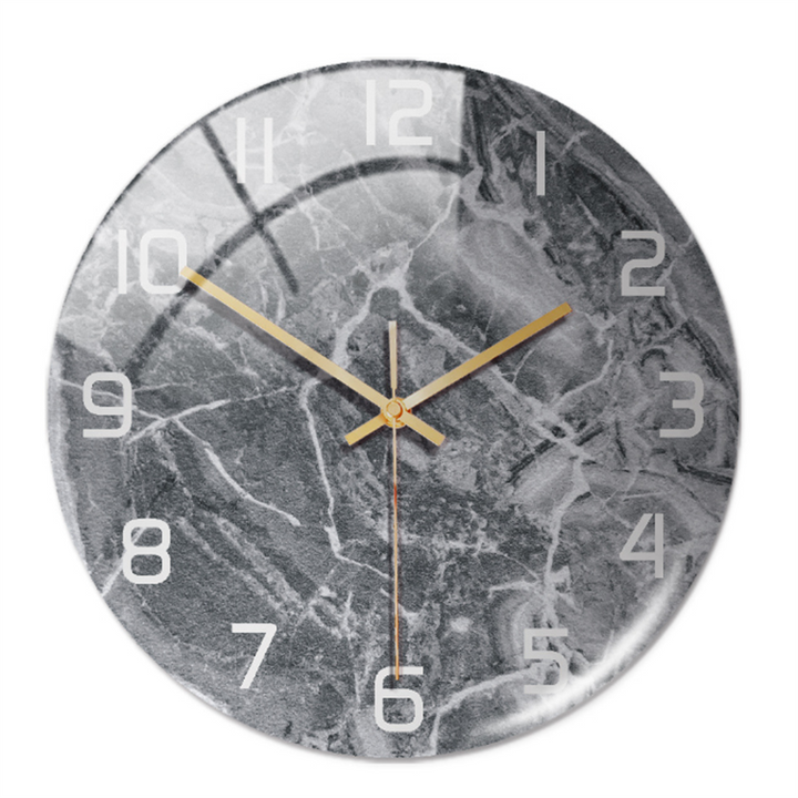Runde Wanduhr aus grauem Marmor mit goldenen Zeigern und weißen Ziffern, modernes Design.