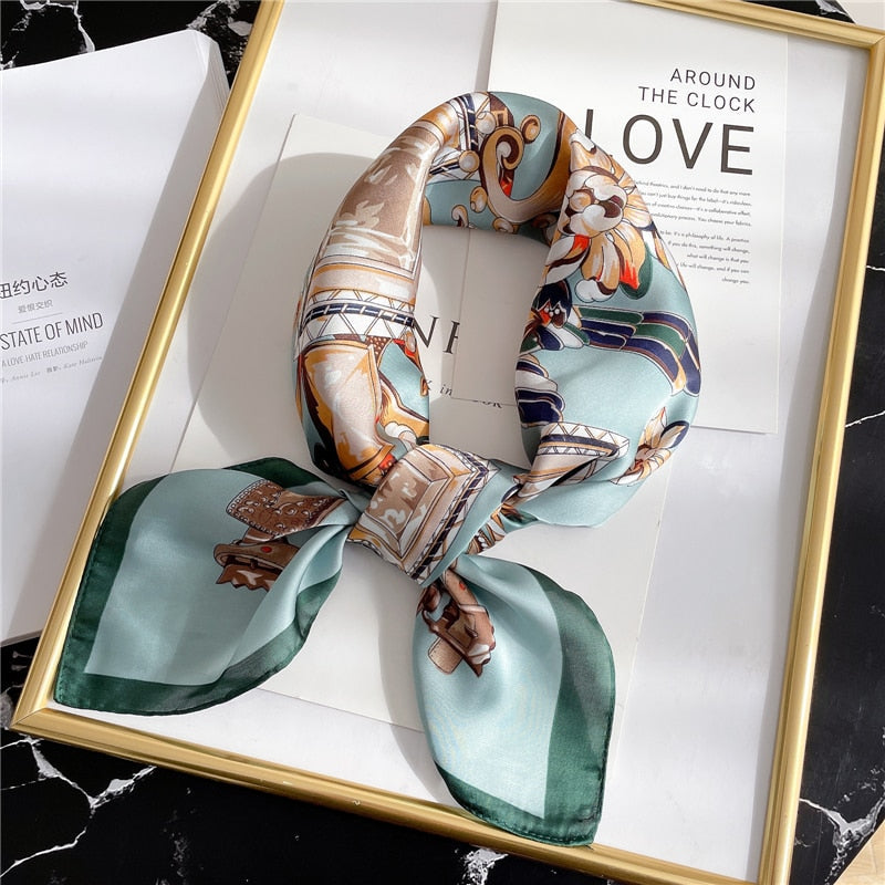 Seidenschal Damen, buntes Muster, quadratisch, modisches Accessoire, elegant, Geschenkidee.