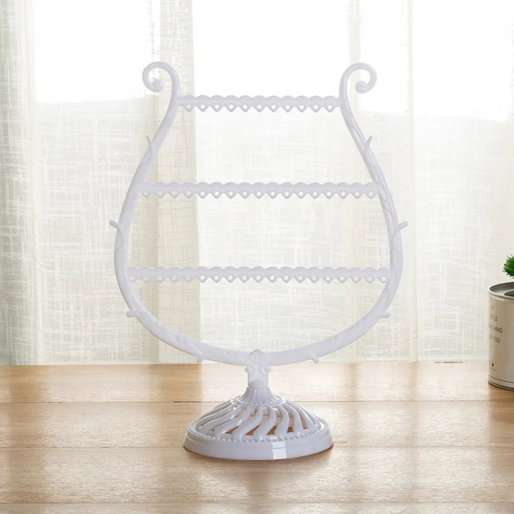 Weißer Ohrringhalter aus Metall, katzenförmig, Schmuckständer, Organizer auf Holztisch.