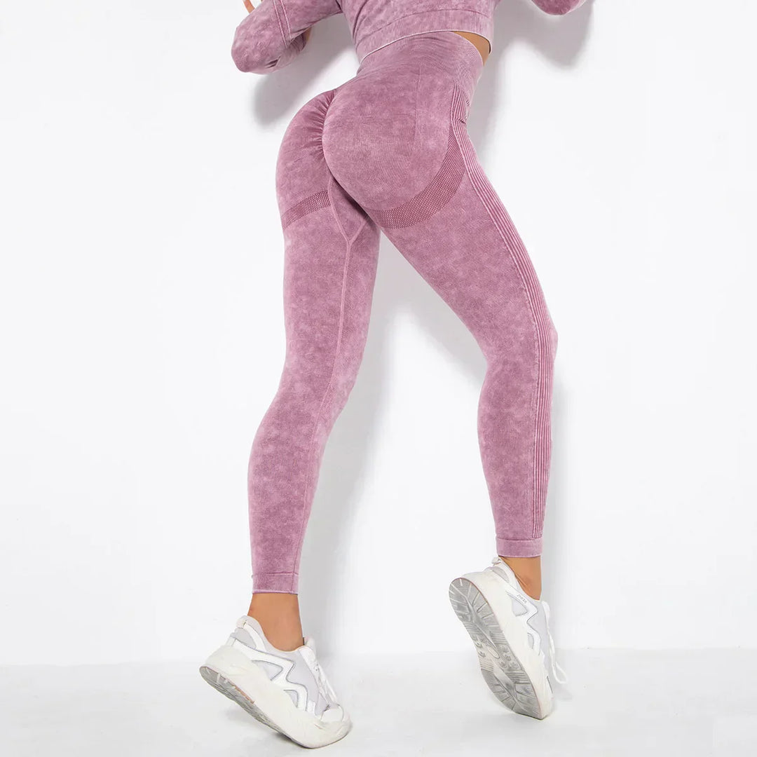 Frau in rosa nahtloser Sportleggings und Sneakers, Rückansicht, Fitnessmode.