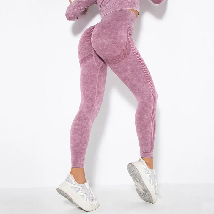 Frau in rosa nahtloser Sportleggings und Sneakers, Rückansicht, Fitnessmode.