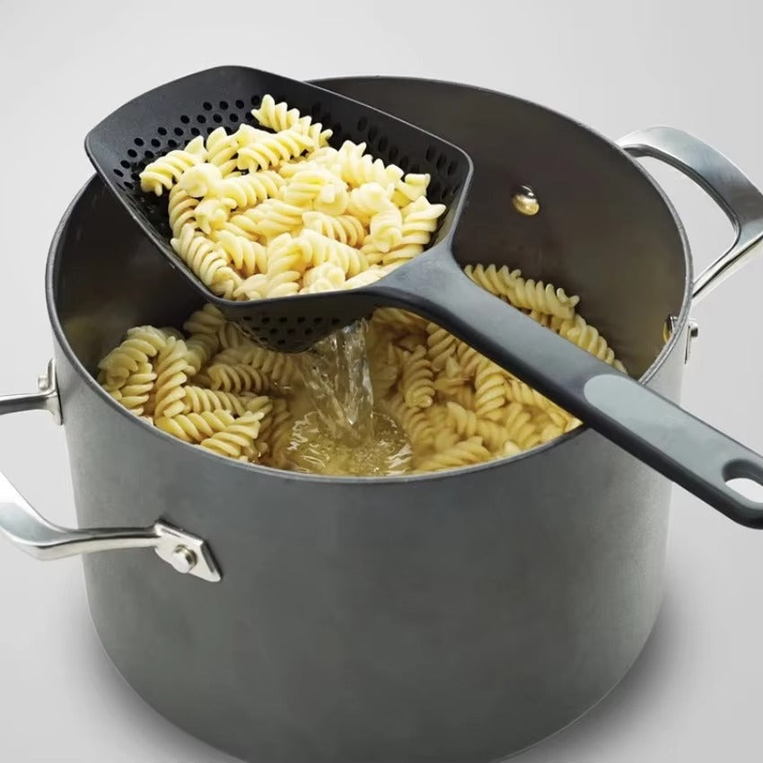 Schwarzer Kochtopf mit Nudeln und Abtropflöffel, Edelstahlgriffe, Küchenzubehör.