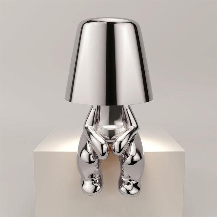 Silberne Tischlampe in menschlicher Form, modernes Design, Metall, dekorative Beleuchtung.
