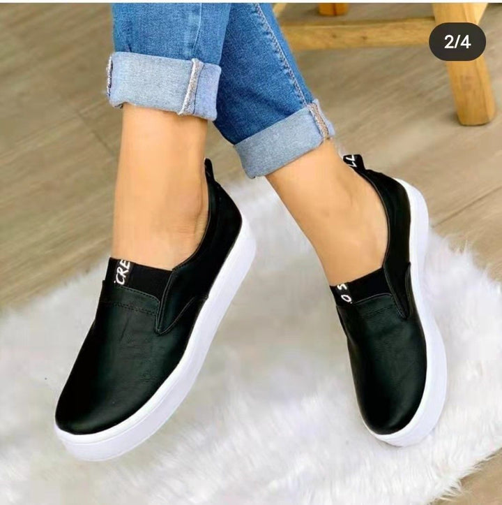 Schwarze Slip-On-Sneaker Damen, Lederoptik, weiße Sohle, lässig, bequem, modisch.