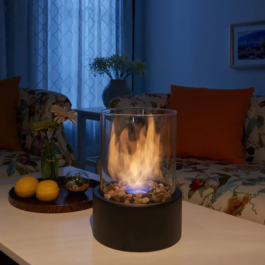 Tischkamin Glaszylinder mit Flammen, Dekosteine, Wohnzimmer, moderne Inneneinrichtung