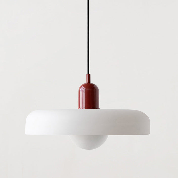 Moderne Hängelampe, weißer Schirm, roter Sockel, minimalistisches Design, Wohnzimmerbeleuchtung.