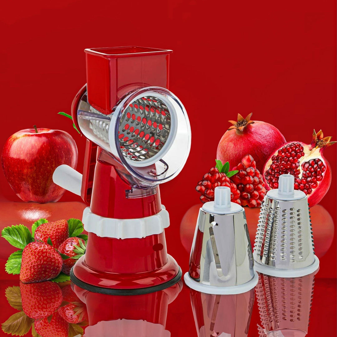 Roter Gemüsehobel mit Edelstahlklingen, ideal für Obst und Gemüse, auf rotem Hintergrund.