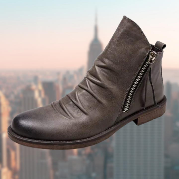Damen Stiefelette braun Leder mit Reißverschluss, modisch, bequem, Herbstschuh, Stadt Hintergrund.