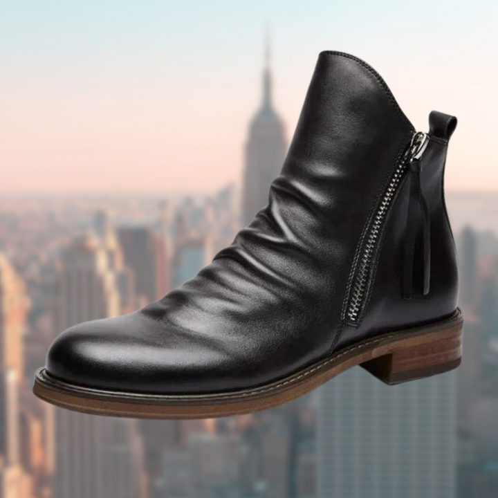 Schwarzer Lederstiefel mit Reißverschluss, moderner Stil, vor Stadtlandschaft.