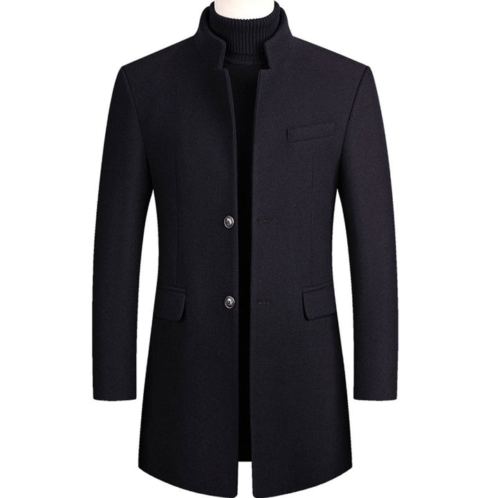 Schwarzer Herrenmantel, Stehkragen, Knopfleiste, elegantes Design, Wintermode, Wollmischung.
