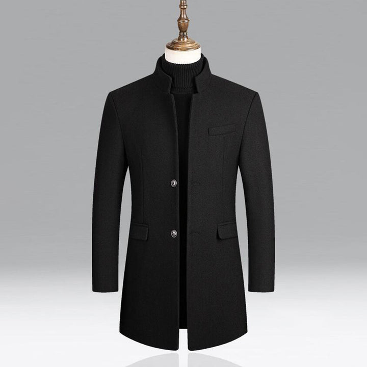 Schwarzer Herrenmantel, Stehkragen, Knopfleiste, elegantes Design, Wintermode, Herrenbekleidung.