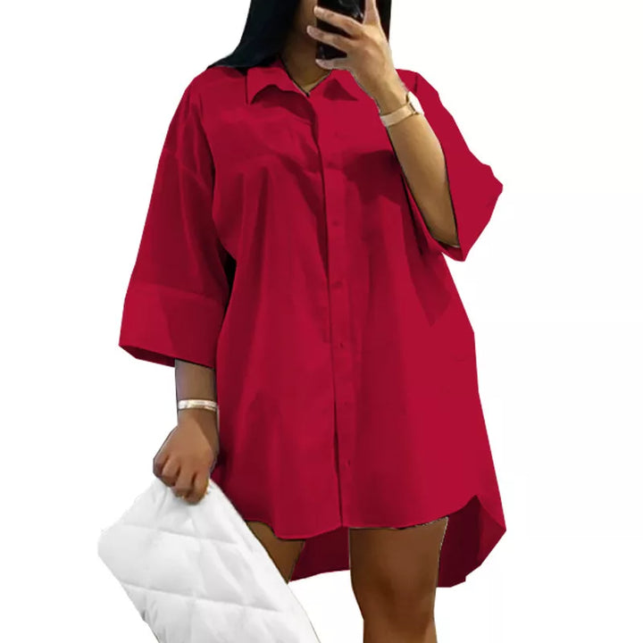 Frau in rotem Oversize-Hemd, hält weiße gesteppte Tasche, modisches Outfit, Freizeitkleidung.
