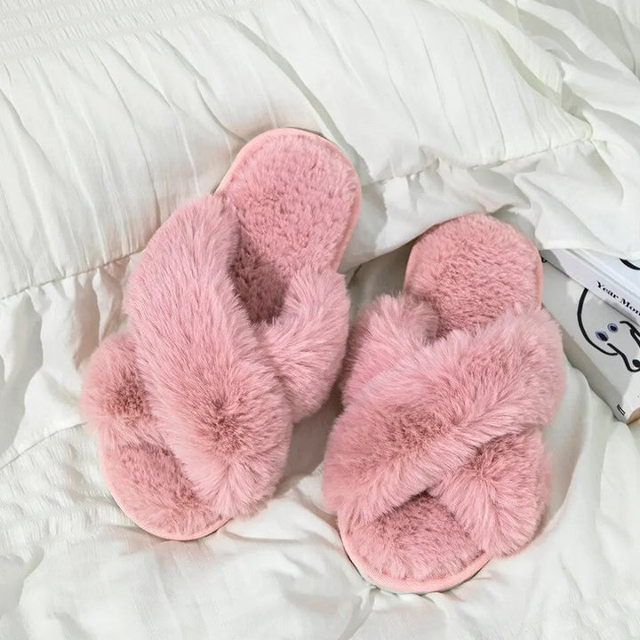 Rosa Plüsch-Hausschuhe auf Bett, flauschig, gemütlich, Damen, Schlafzimmer, Wintermode