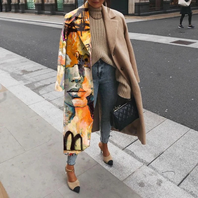 Frau mit beigem Mantel und bunter Kunstjacke, Jeans, schwarze Tasche, Straße, Mode.