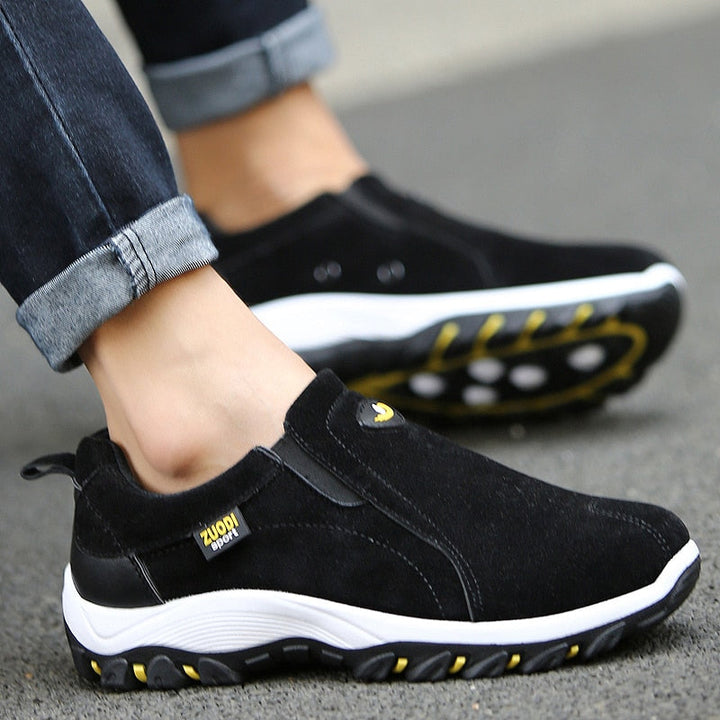 Schwarze Herren-Sneaker, rutschfest, atmungsaktiv, mit gelben Akzenten, ideal für Outdoor.
