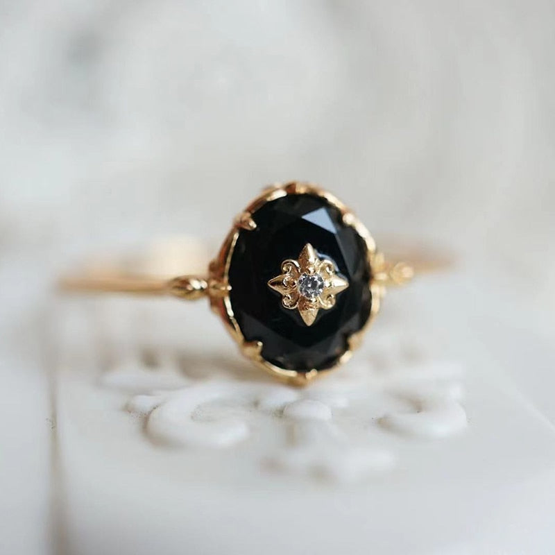 Goldring mit schwarzem Onyx und Diamant, eleganter Schmuck, Damenring, luxuriöses Design.