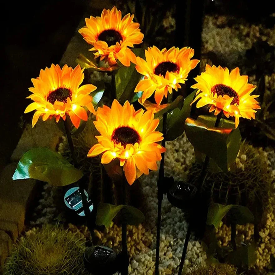Leuchtende Sonnenblumen Solarleuchten im Garten, gelb-orange, dekorative Außenbeleuchtung.