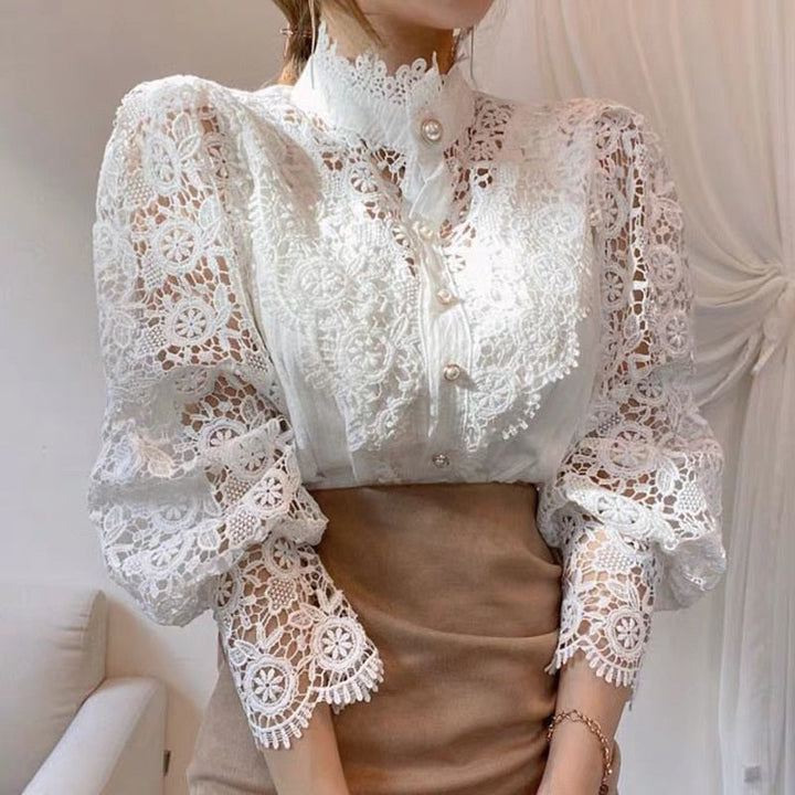 Weiße Spitzenbluse mit Puffärmeln, Stehkragen und Perlenknöpfen, elegant und modisch.