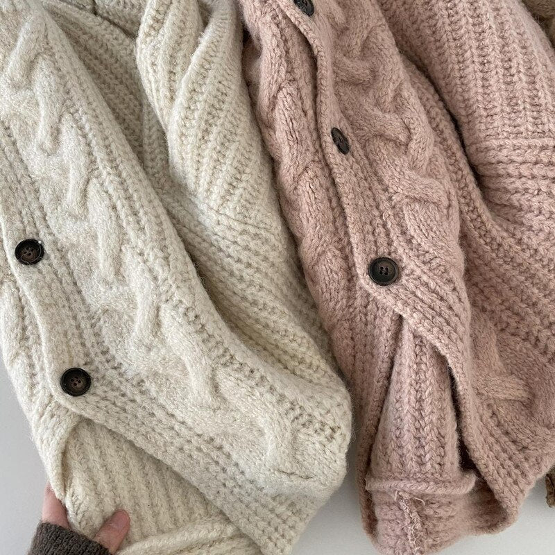 Beige und rosa Strickjacken mit Zopfmuster und Knöpfen, Damenmode, gemütlich, Herbst/Winter.