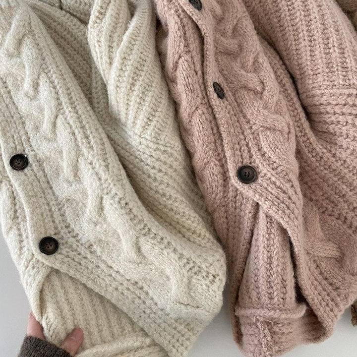 Beige und rosa Strickjacken mit Zopfmuster und Knöpfen, Damenmode, gemütlich, Herbst/Winter.