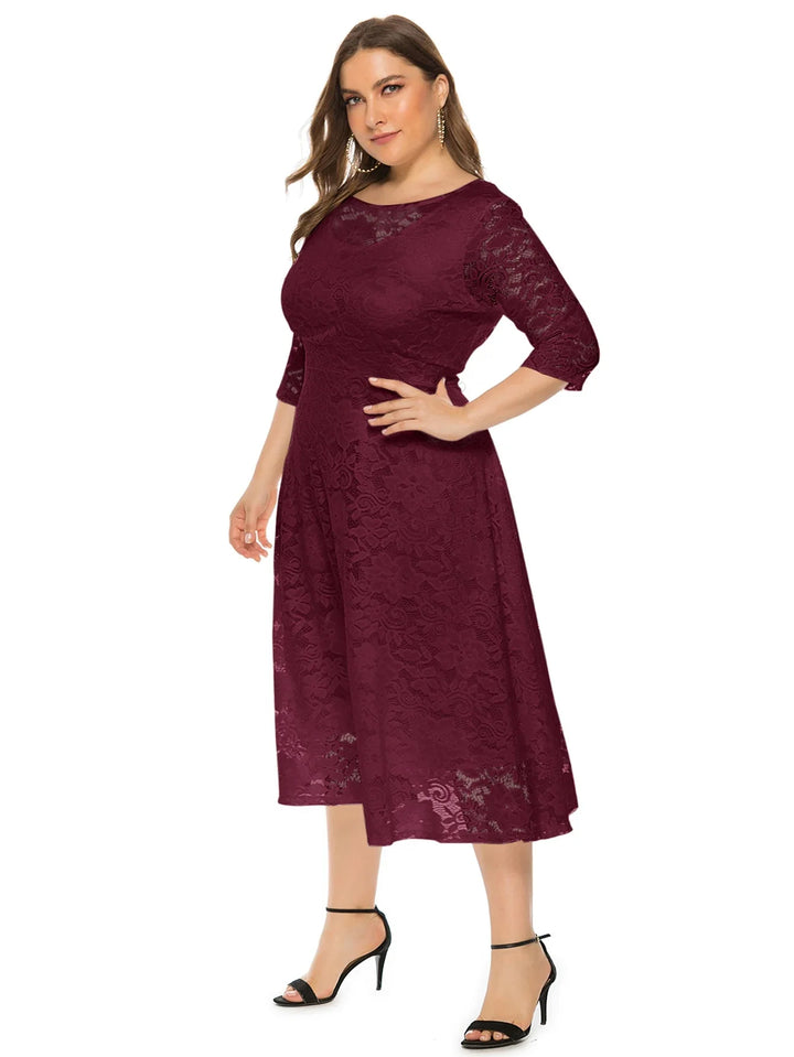 Frau in bordeauxrotem Spitzenkleid, knielang, mit 3/4-Ärmeln, elegante Abendmode.