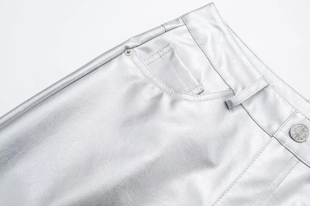 Silberne Lederhose, Damenmode, glänzend, modisch, Detailansicht, Taschen, Knopfverschluss