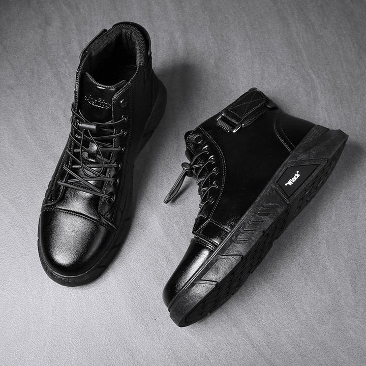 Schwarze Lederstiefel für Herren, hohe Schnürung, rutschfeste Sohle, modisch und robust.