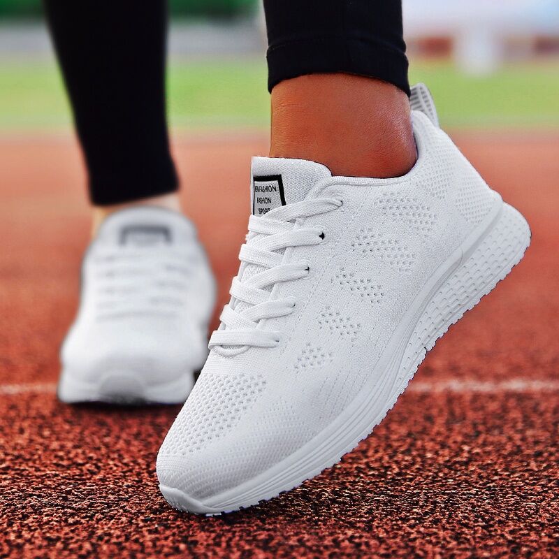 Weiße Damen-Sneaker, atmungsaktiv, Strickmaterial, ideal für Laufen und Sport.