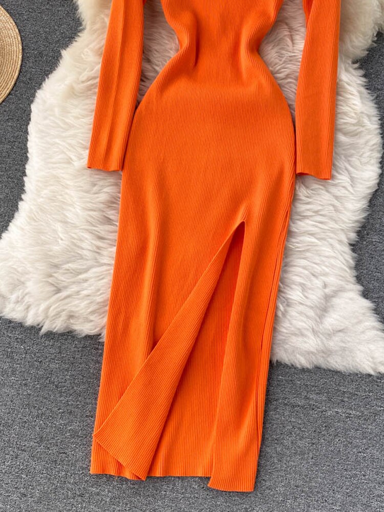 Orange Strickkleid mit Schlitz, langärmelig, figurbetont, elegantes Design, Damenmode.