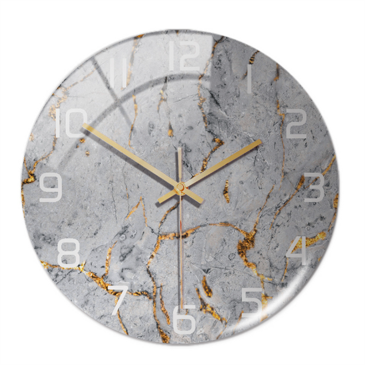 Runde Wanduhr aus Marmoroptik mit goldenen Adern und Zeigern, modernes Design.
