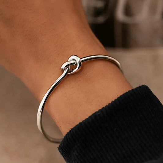 Silberarmband mit Knoten-Design, eleganter Schmuck, minimalistisch, modisch, Damenaccessoire.